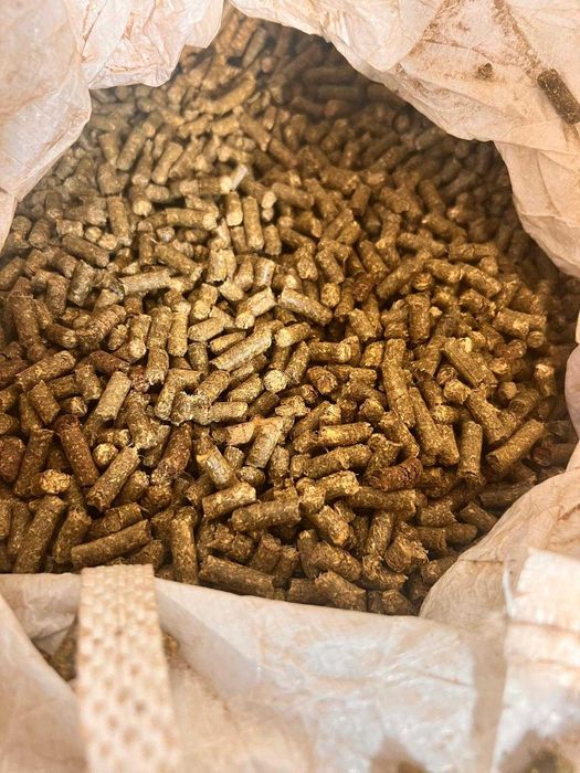 Peleți și baloți de lucernă.