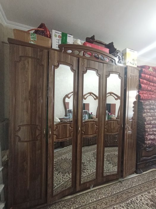 Спальный гарнитур 
Кровать с матрацем 2,0 х1,70
Комод с зеркал