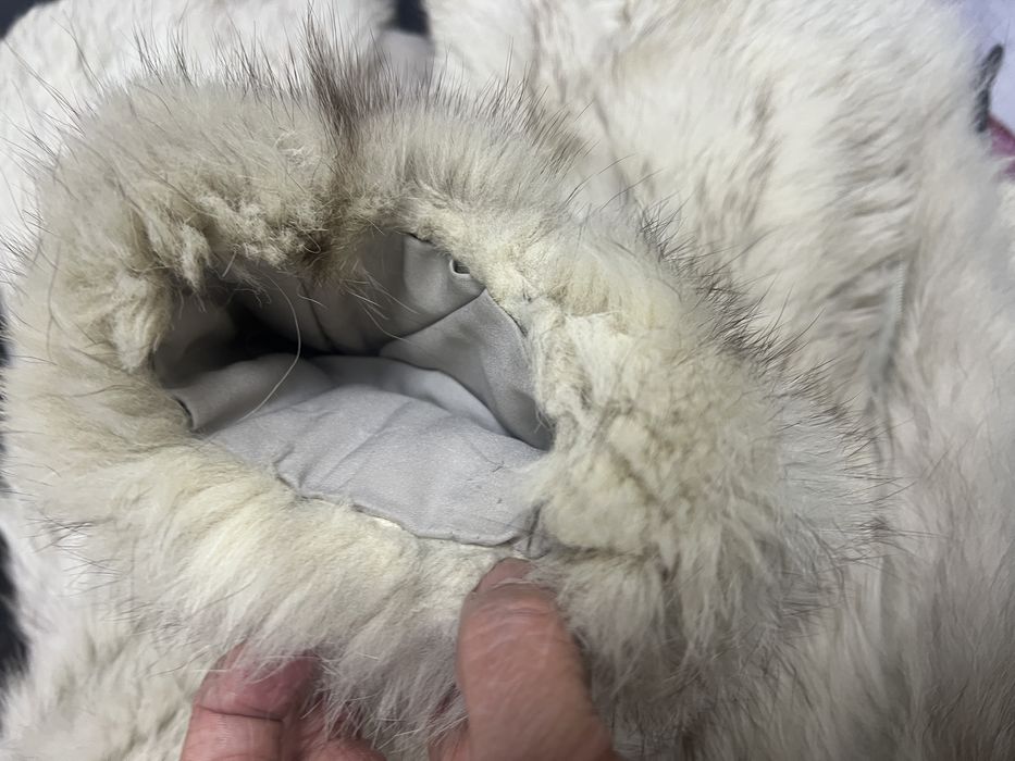 Haina blana foarte putin imbracata