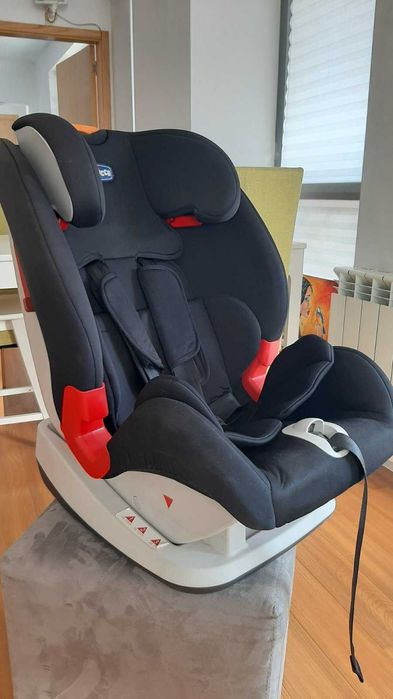 Chicco Youniverse Black (9–36 кг) – Детско столче за кола