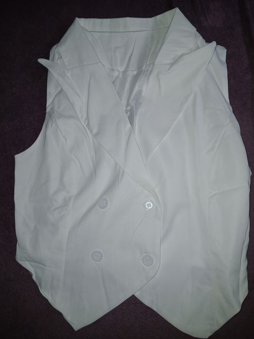 Елегантен бял елек