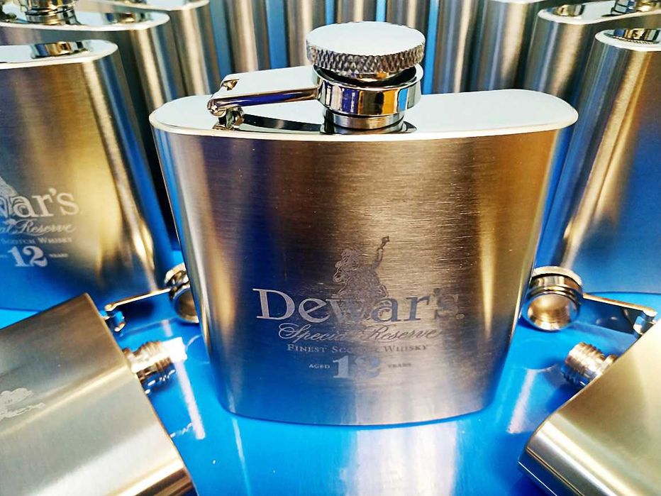 Подарочная фляжка с стильным дизайном элитного бренда "Dewar`s" 200мл