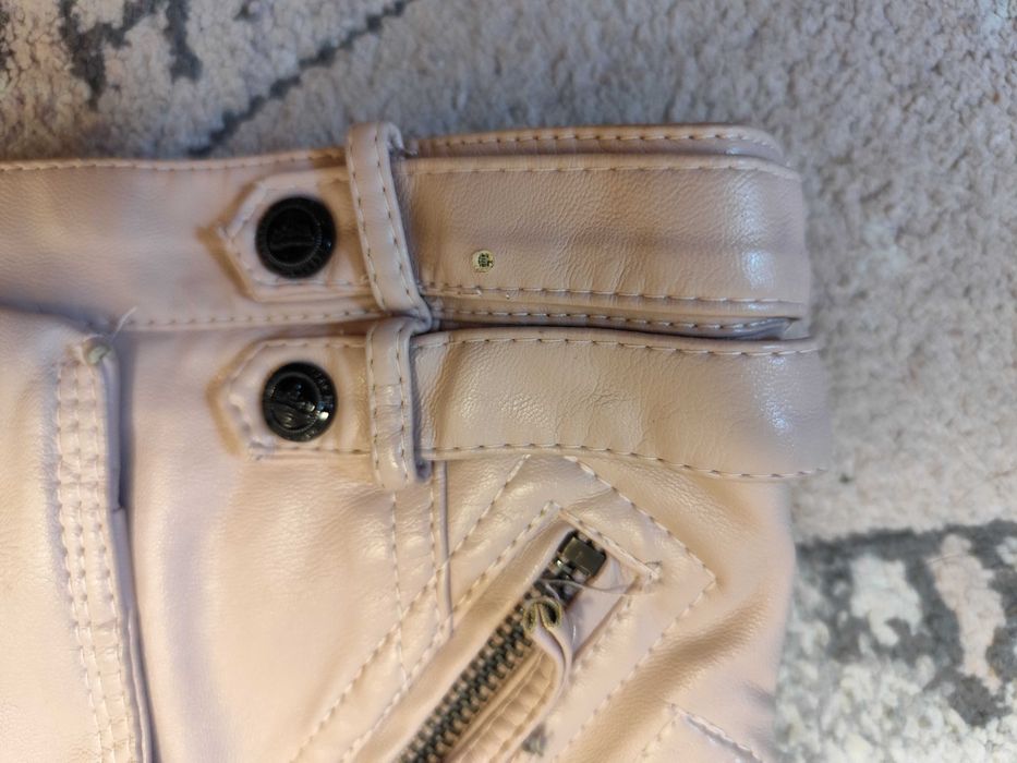 Подарявам дрехи за 2-3 години якета и рокля, лично предаване