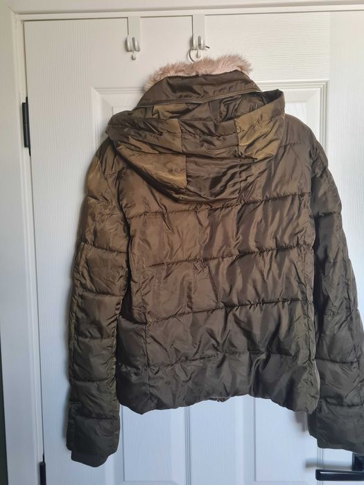 Зимно късо , ватирано яке с пухена яка.