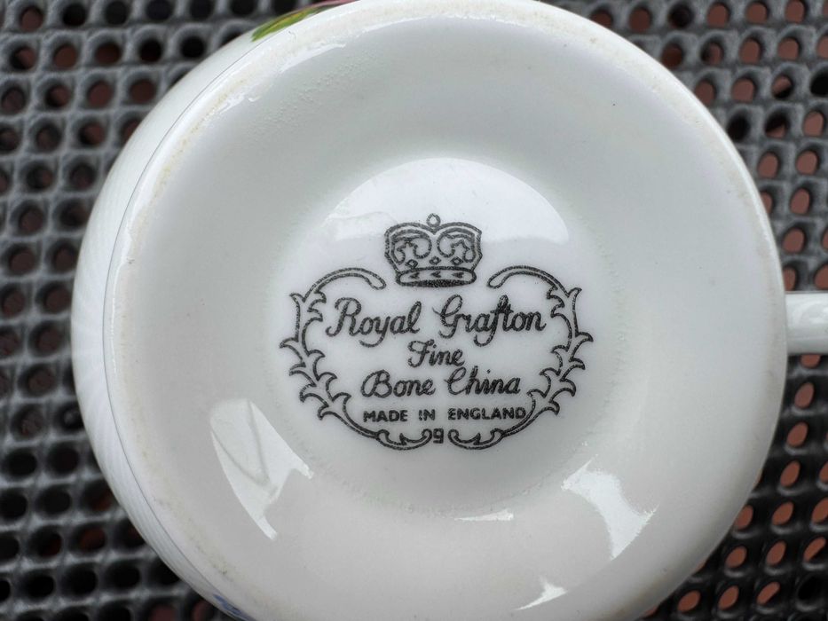 Английски порцеланов сервиз Royal Grafton Fine Bone China