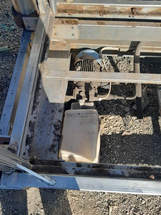 Продавам товарен асансьор