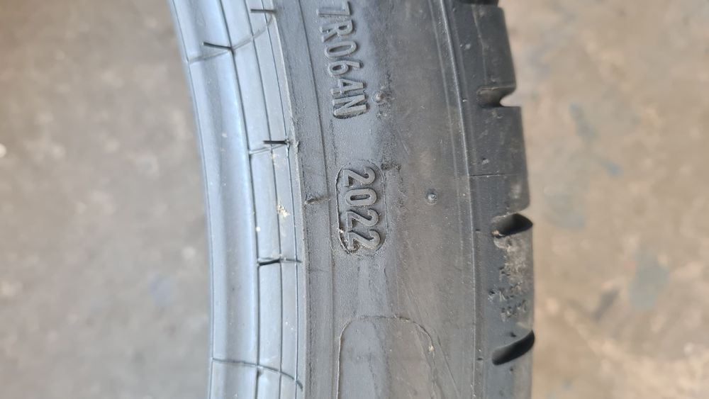 4 anvelope vara Pirelli,fata 275/35/22,spate 315/30/22,dot 2022