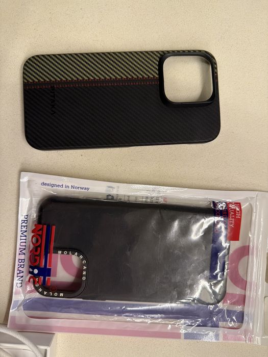 Iphone 15 pro с два калъфа и зарядно.