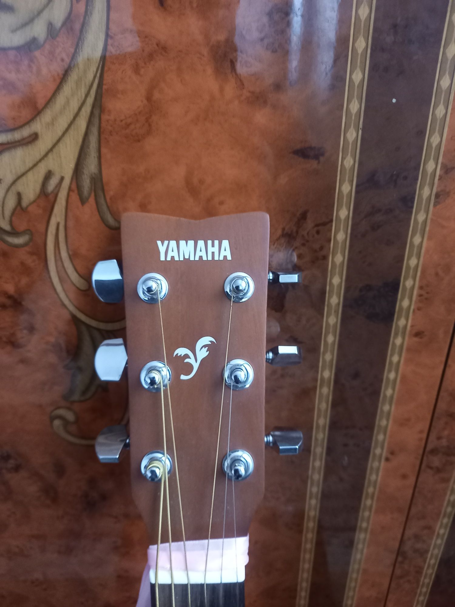 Продаю или обмен на телефон Гитару Yamaha  310 почти новую.