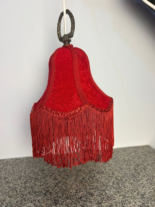 Lampa abajur vintage din catifea rosie cu franjuri