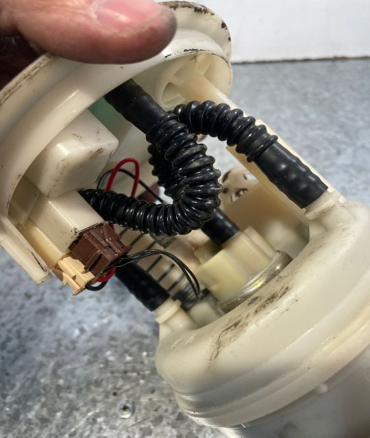 Pompa benzina 8200 112 805 Dacia Logan prima generatie