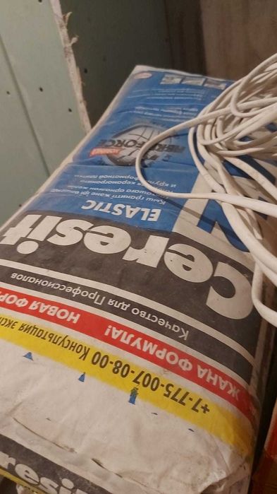 Продам кафельный клей cerezit 12, 12 пачек. 4000 тенге