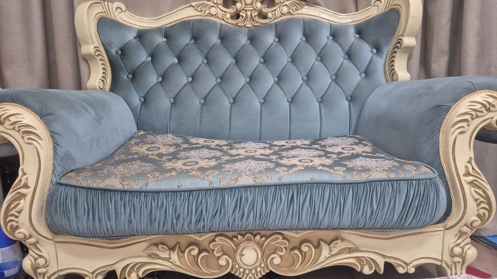 Королевский диван и кресло
