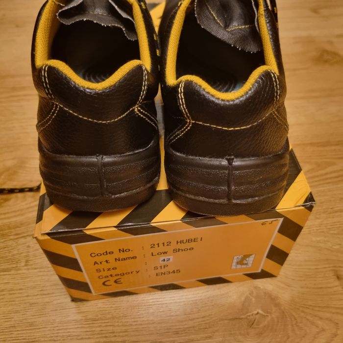 Pantofi de luceu cu bombeu nr 42