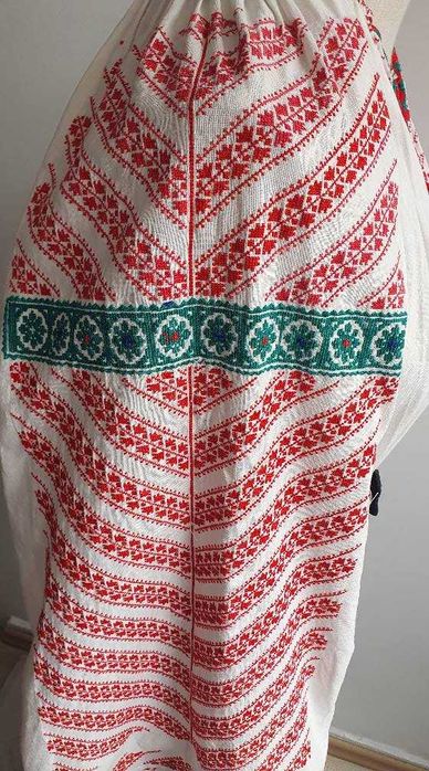 Costum popular (ie/camasa cu poala, catrinte, sorturi, fote, oprege)