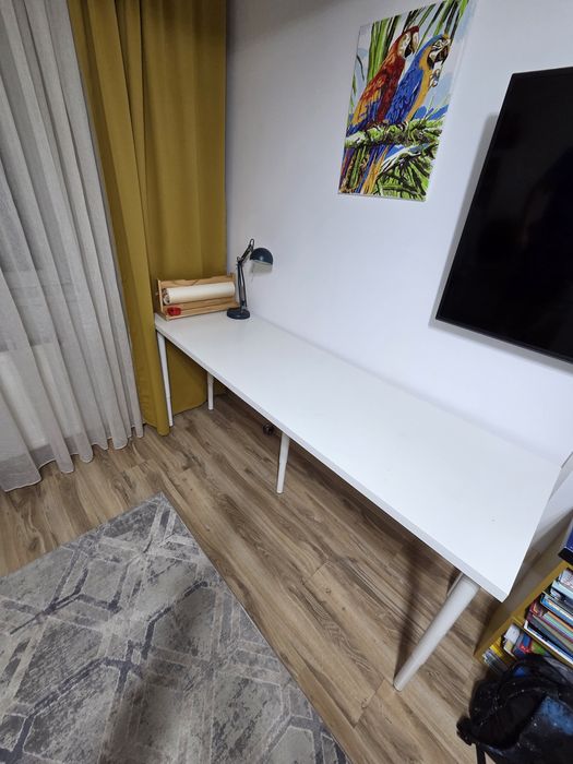 Birou culoare alb Ikea.  Dimensiune 200cm lungime x 60 cm  lățimea