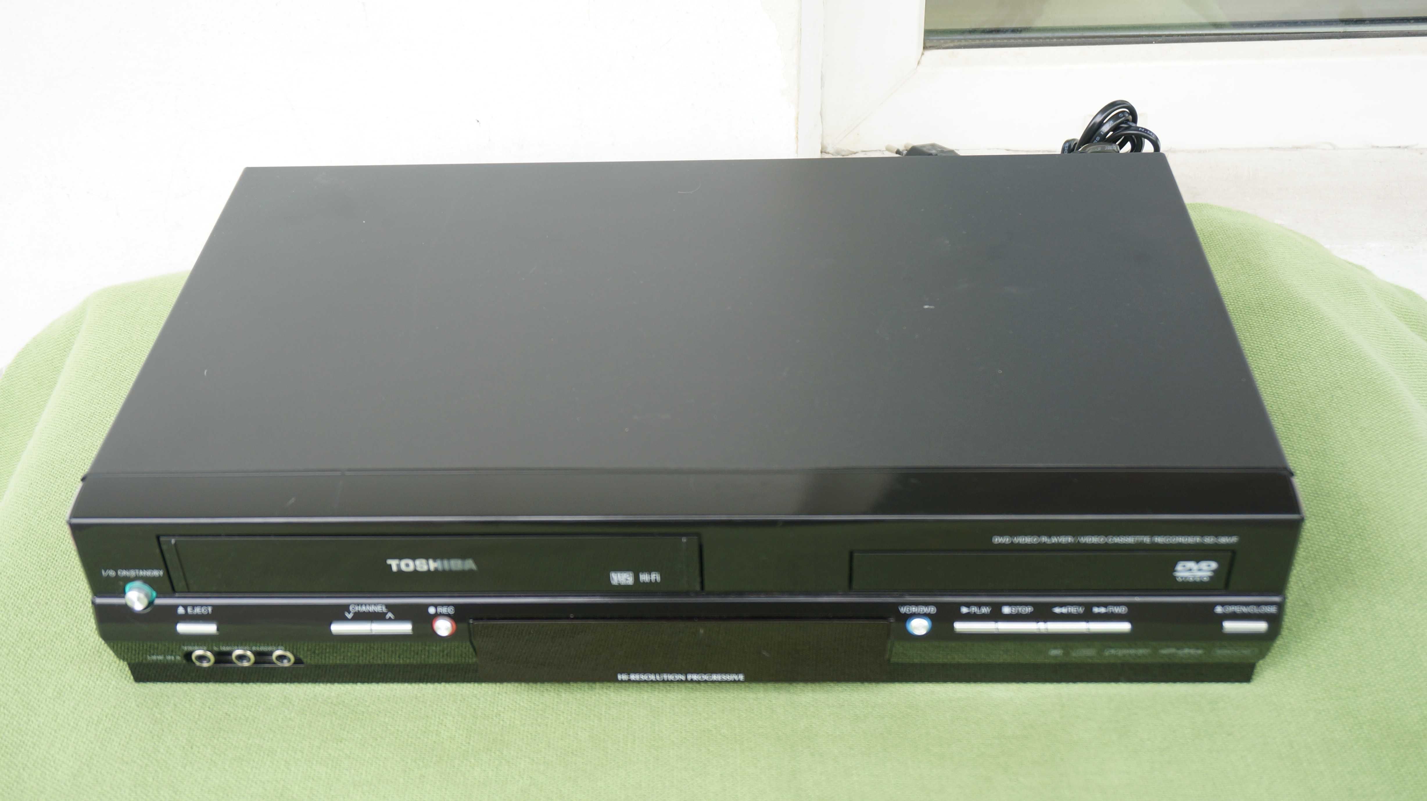 Video recorder VHS combo cu DVD player Toshiba SD-38