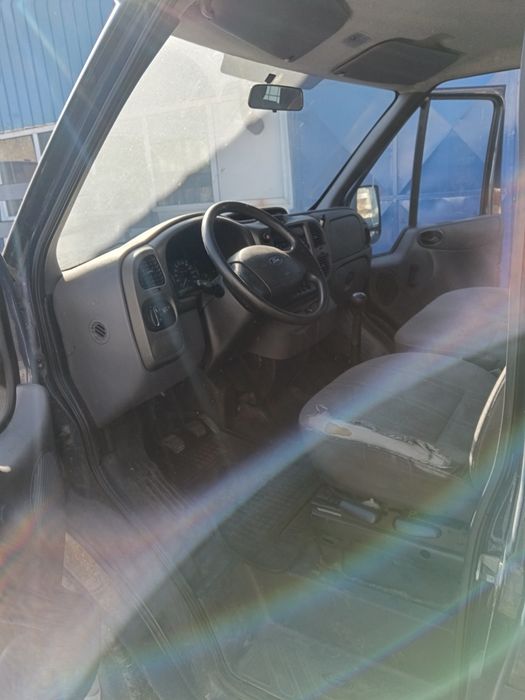 Autoutilitara Ford tranzit