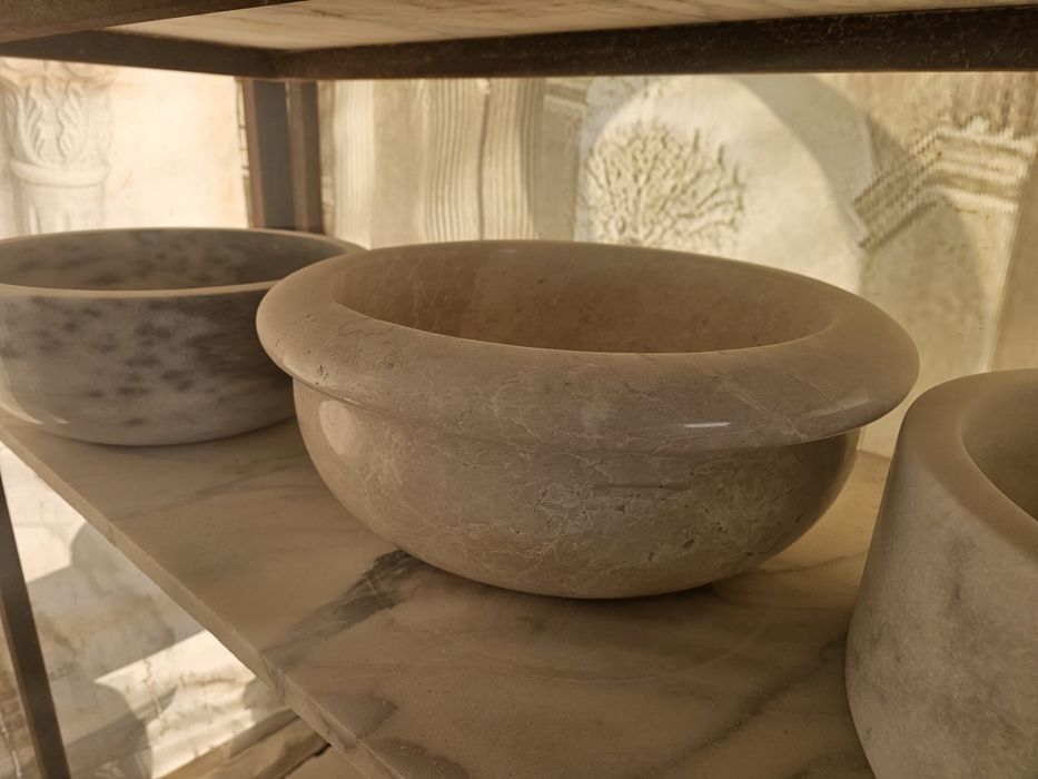 Lavoare din marmură – masive prelucrate manual