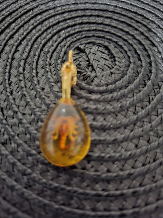 Pandant chihlimbar scorpion lungime 4 cm