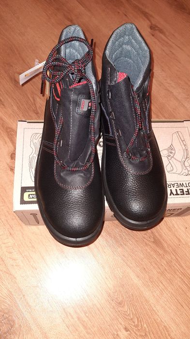 Bocanci de protectie cu bombeu metalic,marimea 40,41, Nou!