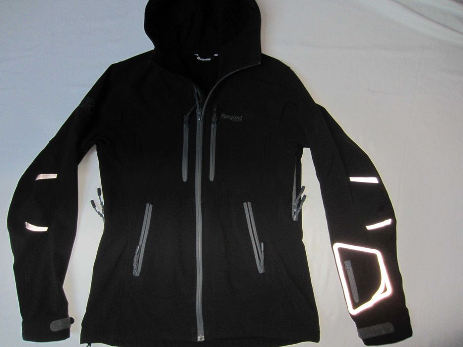 Geaca dama Bergans of Norway,masura S,gluga,stare f.buna,ca noua