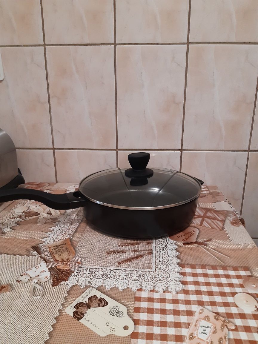 Tigaie inalta cu capac .
