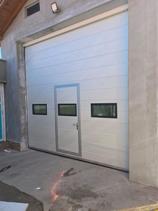 Distribuim la cel mai bun pret usi de garaj-TRANSPORT GRATUIT