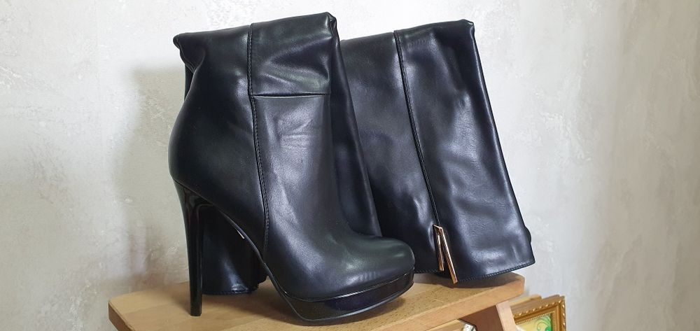 Сапожки на высоком каблуке