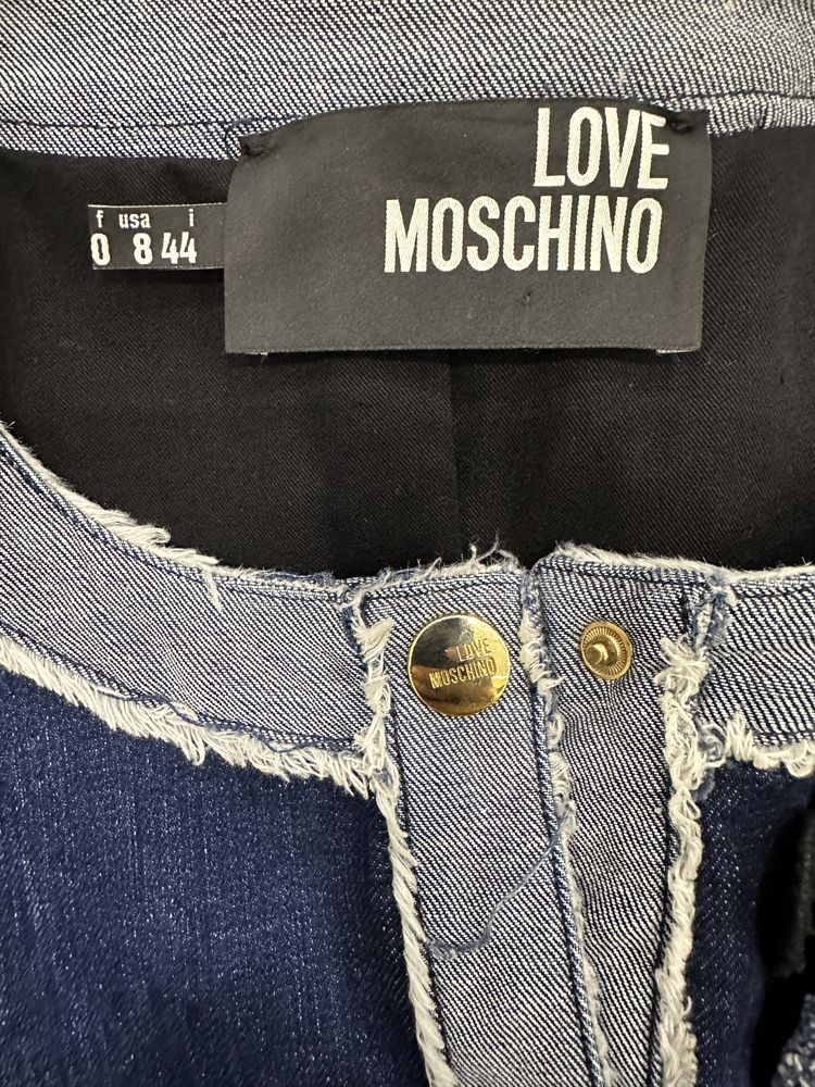 Продам женскую джинсовую ветровку фирмы Love Moschino размер S