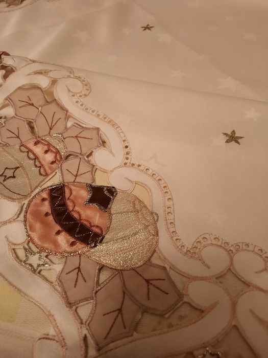 Față de masă cu globuri aurii