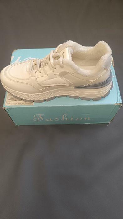 Зимние женские кроссовки