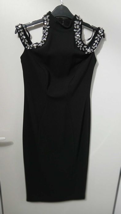 Елегантна  рокля с кристални орнаменти и „cold shoulder“ дизайн