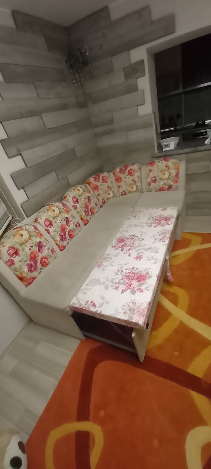 Кухненски диван в комплект с три стола
