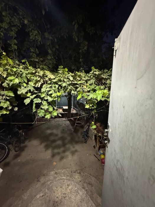 Продается 4-комнатная квартира, массив Ахмад Югнаки, начало массива