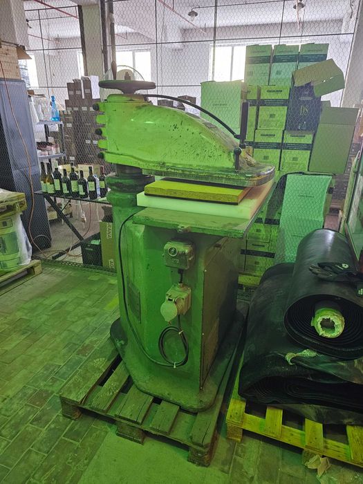 Masina de croit piele sau carton , Stanta cu o coloana Schön & Cie