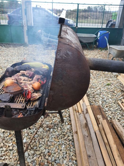 Grătar afumătoare pe lemn