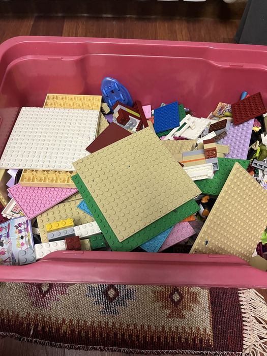 Коробка с лего.