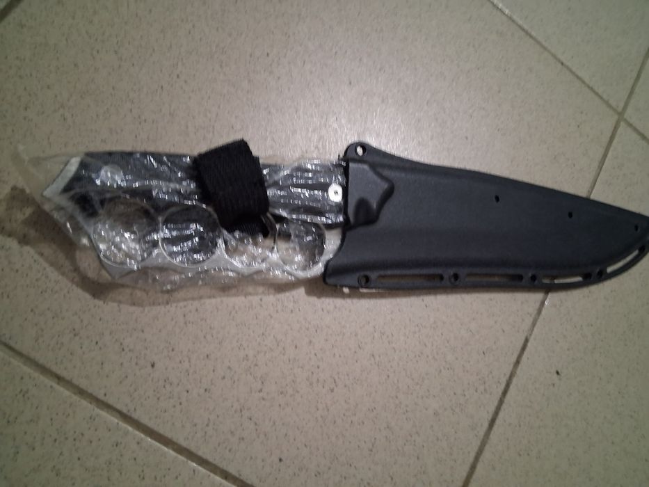 Нов нож с бокс с кания.