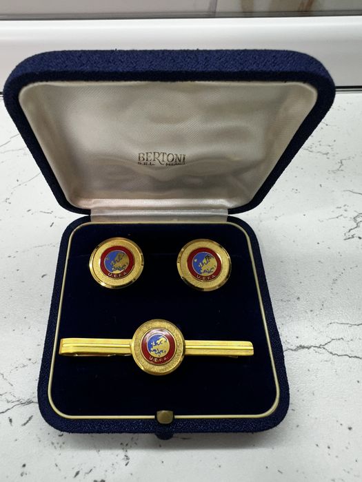 Продам оригинальный подарочный набор UEFA запонки и зажим для галстука