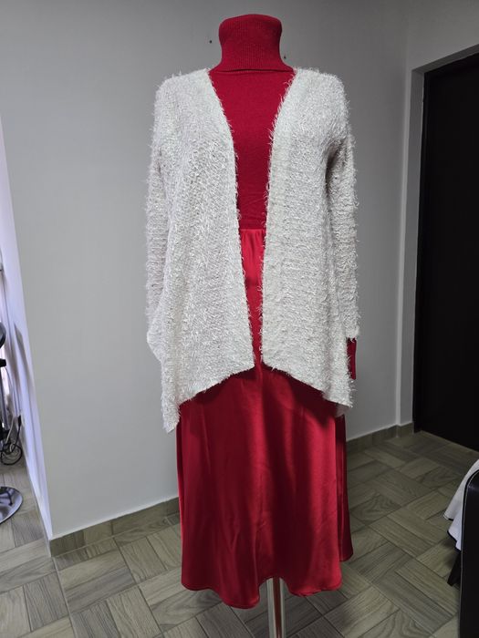 Cardigan alb model pene de struț, model asimetric