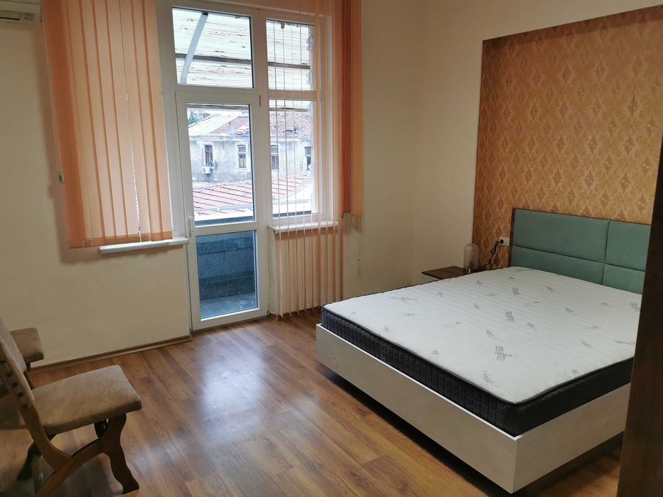 Дава се под наем Многостаен апартамент в Пловдив, Старият град - 150 кв.м за 1050 € - Снимка #2