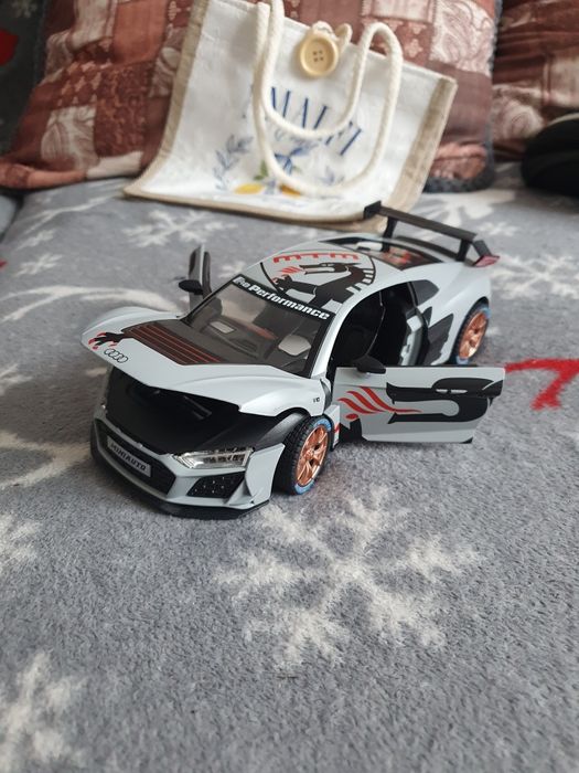 Macheta metalica audi r8 scara 1:24 noua