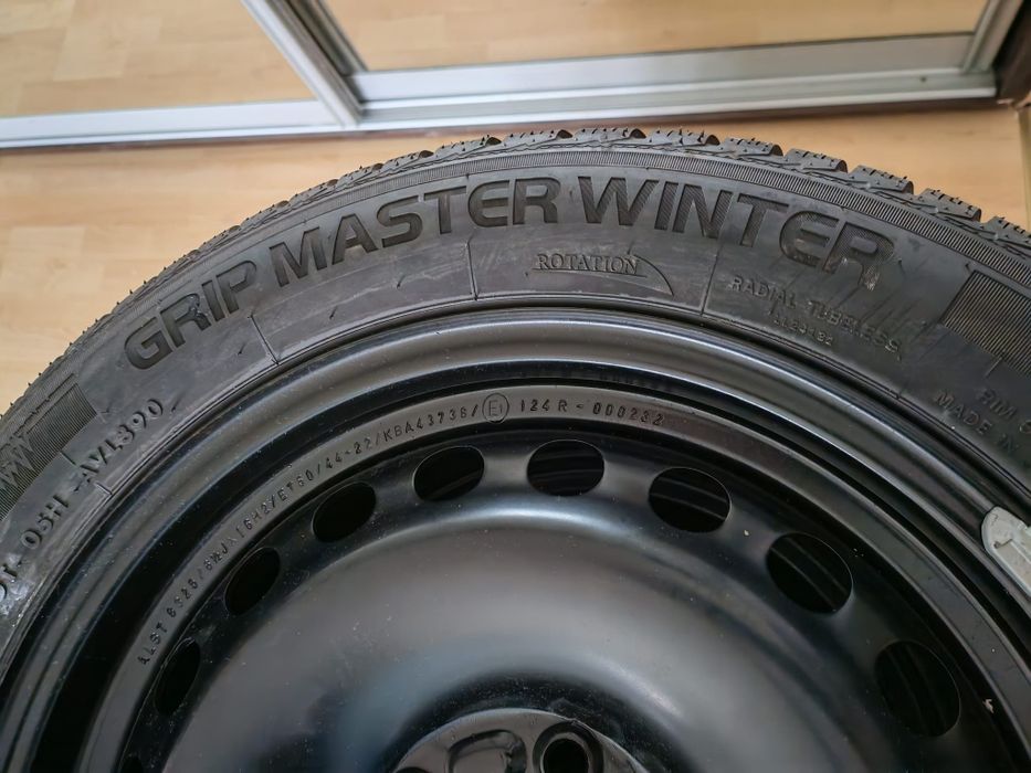 Vând cauciucuri iarna cu tot cu jante 205/55/R16