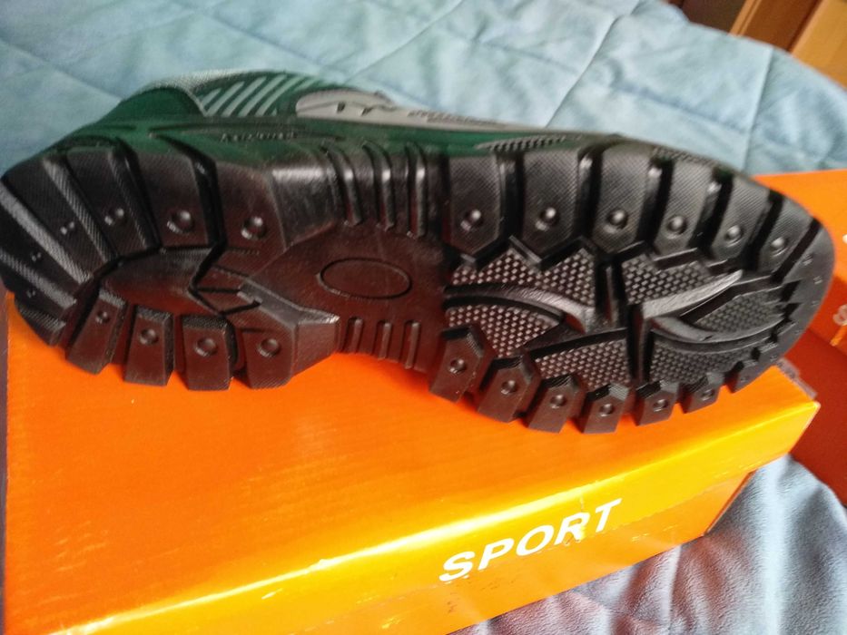 De vânzare adidași noi