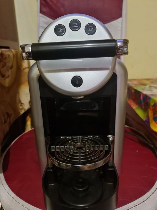 Vând expresor nespresso zeus