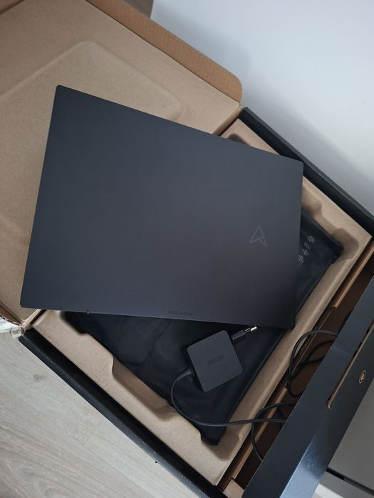Asus Zenbook 14"  OLed 2.8K, Ryzen 7, 16Gb, 512Ssd, Iluminata