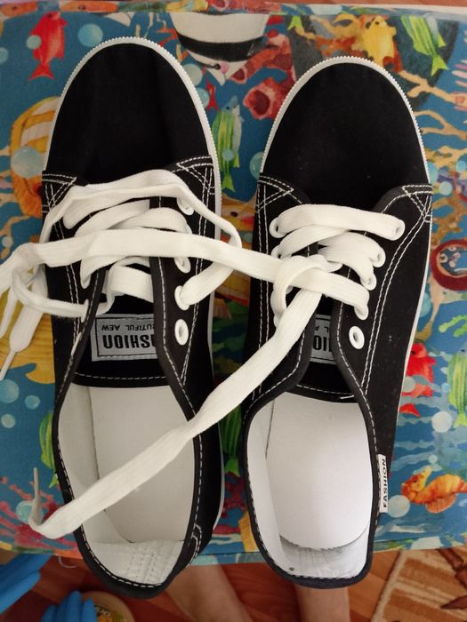 Продам кеды 2000 тг