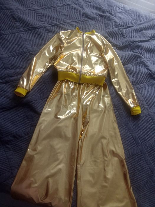 Срочно продам костюм новый