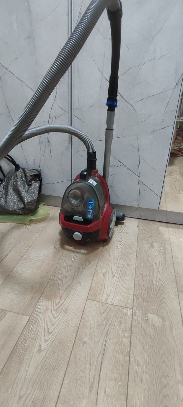Пылесос Philips.